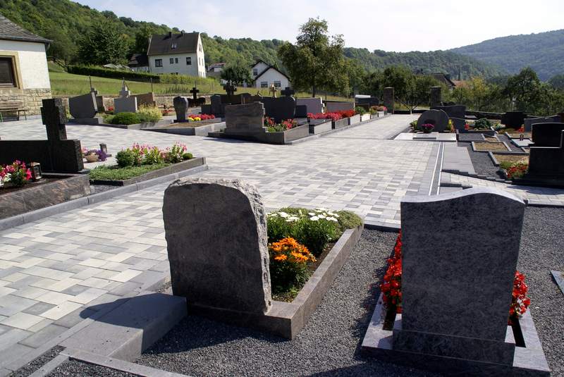 Unser Friedhof wird verschoenert 2008 Bild Nr.018